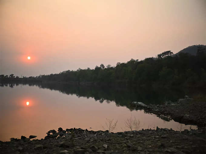 परित्यक्त खदान बनी झील