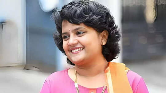 Child Actress एक्टिंग छोड़ बनीं Ias ऑफिसर जानिए H.s. कीर्थाना की संघर्ष भरी कहानी 10 Upsc Success Story: जब एक हिट एक्ट्रेस बन गई Ias, फिल्मी दुनिया की चमक-दमक में कैसे क्रैक किया यूपीएससी - Upsc Success Story Of Ias Hs Keerthana A Hit Actress Left Film