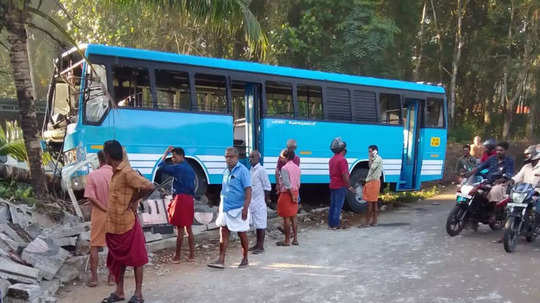 ബസ് ഓടിക്കുന്നതിനിടെ ഡ്രൈവർ ഹൃദയാഘാതം മൂലം മരിച്ചു; പാലായിൽ സ്വകാര്യ ബസ് തെങ്ങിലിടിച്ച് അപകടം, മൂന്നാൾക്ക് ഗുരുതരം