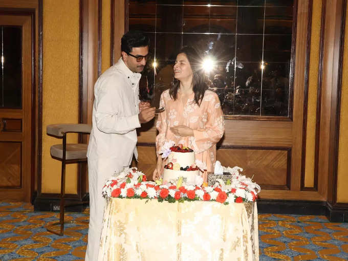 Alia bhatt cuts birthday cake