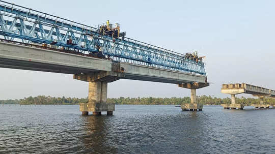 800 മീറ്റർ നീളം, 12.23 മീറ്റർ വീതി; ആലപ്പുഴ - കോട്ടയം ജില്ലകളെ ബന്ധിപ്പിച്ച് പാലം ഒരുങ്ങുന്നു