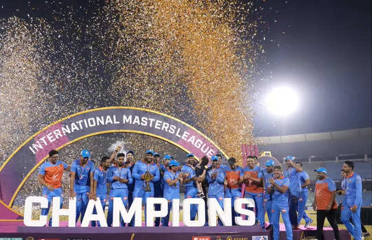 सचिन तेंदुलकर ने उठाई ट्रॉफी, झूम उठे दिग्गज... इंडिया मास्टर्स का गजब का  सेलीब्रेशन, तस्वीरों में देखें पूरा जश्न - india masters celebration after  winning ...