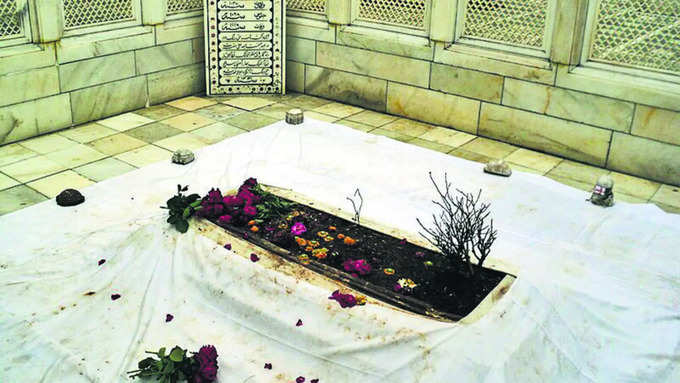 Aurangzeb grave