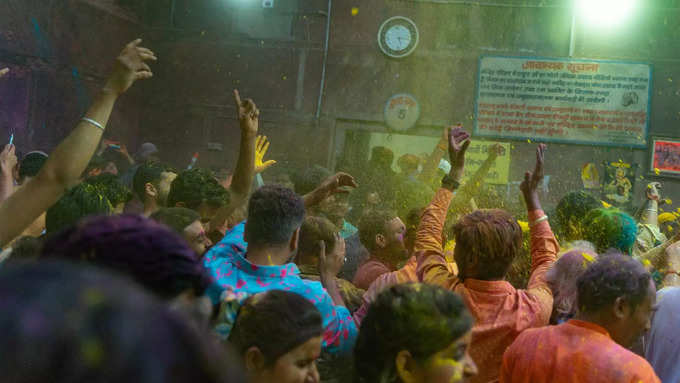 कैसे पहुंचे बांके बिहारी मंदिर 