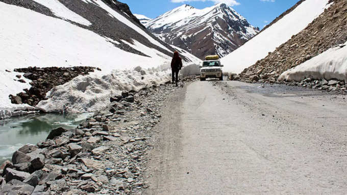 रोहतांग से आगे सरचू की ओर बढ़ते हैं लोग