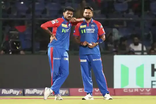 19वें ओवर में मुकेश को बॉलिंग