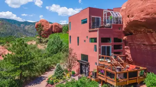 द रॉक हाउस के नाम से जाना जाता ये घर