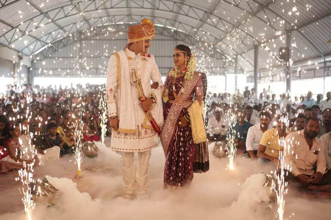हळदीच्या ओल्या अंगाने निघाला