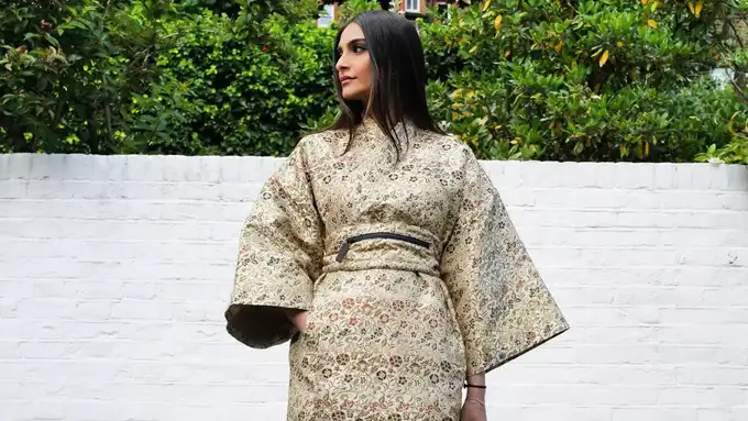 किस ब्रांड का है आउटफिट?