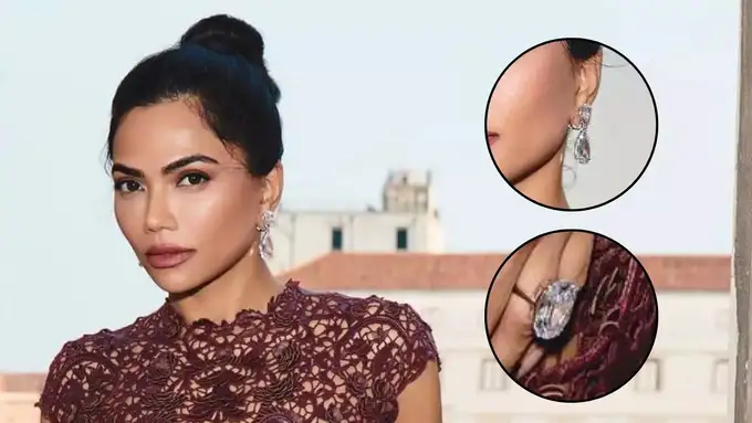 इयररिंग्स पहनकर दिखाई दौलत की चमक