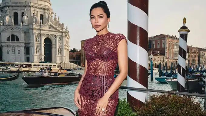 लेस गाउन में दिखाई ब्यूटी