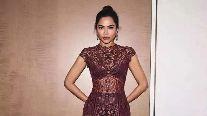 ड्रेस के नीचे पहनी दिखीं ब्लैक ब्रालेट- शॉर्ट्स