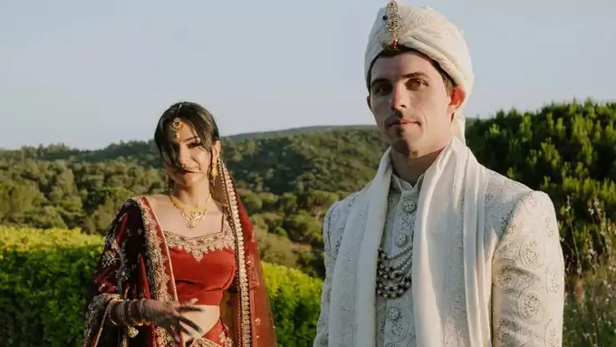 मरून लहंगे में दिखीं गजब