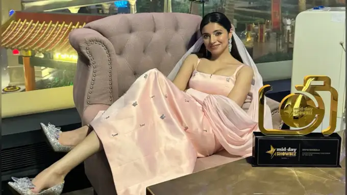 89,800 है ड्रेस की कीमत