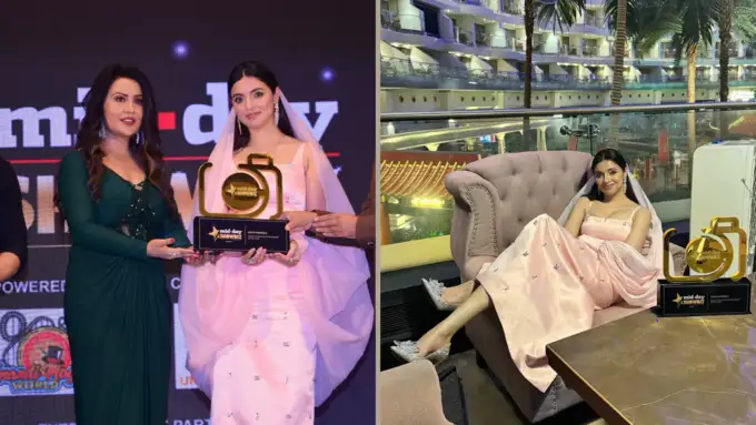 अमृता फडणवीस ने दिया दिव्या को अवॉर्ड