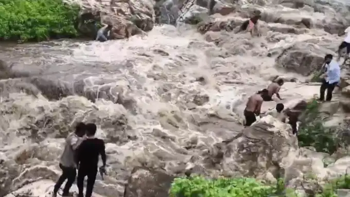 वाटरफॉल में बही 6 लड़कियां…