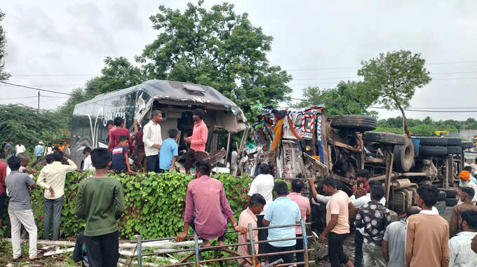 सिंध कंपनीची ट्रॅव्हल्सला अपघात