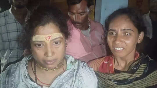 बागेश्वर धाम में महिलाओं से मारपीट, सेवादारों ने जबरन एंबुलेंस ठूंसा! पुलिस  ने रोका तो रोते हुए लगाया गंभीर आरोप - women were beaten up in bageshwar  dham ...