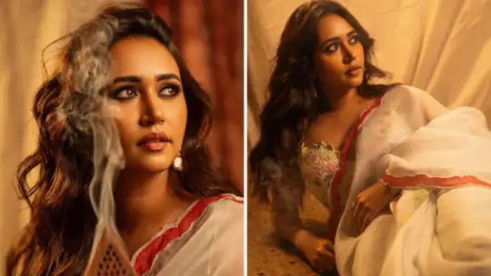 सिंपल साड़ी के साथ पहना स्टाइलिश ब्लाउज