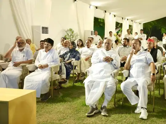 सोनिया-पवार साथ.. उद्धव भी परिवार संग पहुंचे.. इंडिया गठबंधन की ये तस्वीरें बीजेपी की टेंशन बढ़ाएगा! - opposition unity at rahul gandhi dinner sharad pawar uddhav thackeray ...