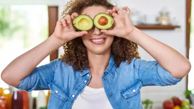 મગજ અને આંખની કામગીરીમાં સુધારો કરે છે