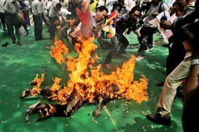 तिब्बती युवक ने खुद को आग लगाई
