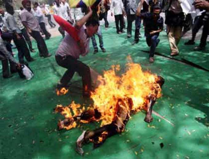 तिब्बती युवक ने खुद को आग लगाई
