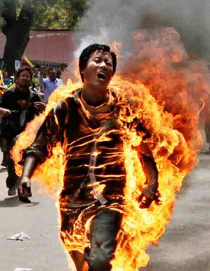 तिब्बती युवक ने खुद को आग लगाई