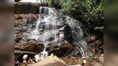 ಪ್ರವಾಸಿಗರನ್ನು ಆಕರ್ಷಿಸುತ್ತಿರುವ ಸಿರಿಮನೆ ಜಲಪಾತ