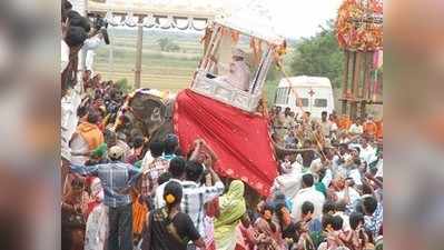 ಬೆದರಿದ ಆನೆ: ಆತಂಕ ಮೂಡಿಸಿದ ಪುಷ್ಪವೃಷ್ಟಿ ಕಾರ್ಯಕ್ರಮ