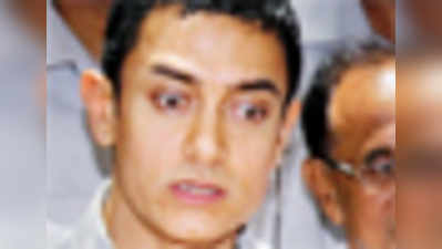 संसद पहुंचे आमिर खान