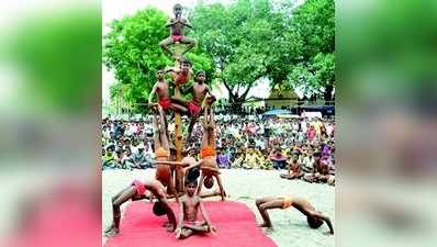 ಕಂಬದ ಮೇಲೆ ಕಾಲಿಟ್ಟ ತುದಿ ಮೇಲೆ ನಿಂತು ಕೈಬಿಟ್ಟ