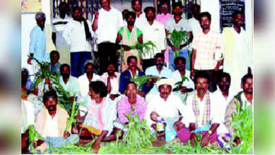 ರೈತರಿಂದ ವಿಷದ ಬಾಟಲಿ ಪ್ರದರ್ಶನ