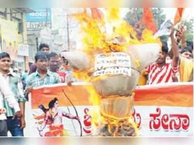 ಪಾಕ್ ನಟಿ ವೀಣಾ ಮಲ್ಲಿಕ್ ವಿರುದ್ಧ  ಶ್ರೀರಾಮ ಸೇನೆ ಪ್ರತಿಭಟನೆ