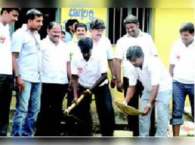 ಶ್ರಮದಾನದಿಂದ ಅಂಗನವಾಡಿ ಕಟ್ಟಡ ದುರಸ್ತಿ!