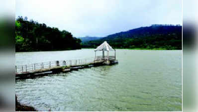 ಮೈದುಂಬಿ ಹರಿದ ಹಿರೇಕೊಳಲೆ ಕೆರೆ