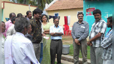 ಮೂಕನಪಾಳ್ಯಕ್ಕೆ ಅಧಿಕಾರಿಗಳ ಭೇಟಿ; ಪರಿಶೀಲನೆ