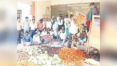 ಬೆಲೆ ಪಾತಾಳಕ್ಕೆ ಕುಸಿದು, ತರಕಾರಿ ಸುರಿದು ಪ್ರತಿಭಟನೆ