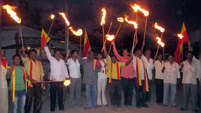 ಕೇಂದ್ರದ ಸೂಚನೆ ವಿರೋಧಿಸಿ ಪಂಜಿನ ಮೆರವಣಿಗೆ