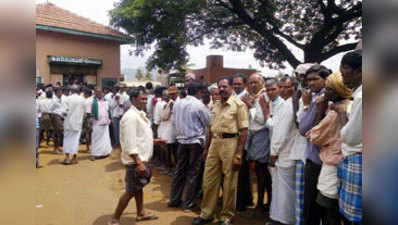 ರಸಗೊಬ್ಬರ ಅಭಾವ: ಟಿಎಪಿಸಿಎಂಎಸ್ ಕಚೇರಿಗೆ ರೈತರ ಮುತ್ತಿಗೆ