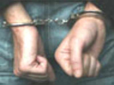 रिश्वत लेते बीएमसी अधिकारी गिरफ्तार
