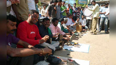 ಸಕಲೇಶಪುರ: ಬೂಟ್ ಪಾಲಿಶ್ ಮಾಡಿ ಪ್ರತಿಭಟನೆ