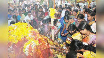 ಸಂಭ್ರಮದ ಷಷ್ಠಿ ಆಚರಣೆ: ಹುತ್ತಕ್ಕೆ ಹಾಲೆರೆದ ಭಕ್ತರು