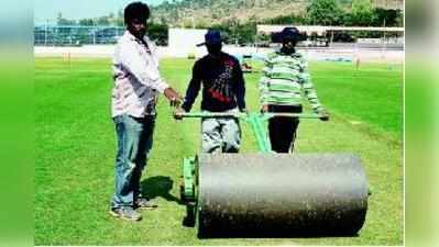 ಸೆಂಚುರಿ ವೀರ ಪಿಚ್ ಕ್ಯೂರೇಟರ್