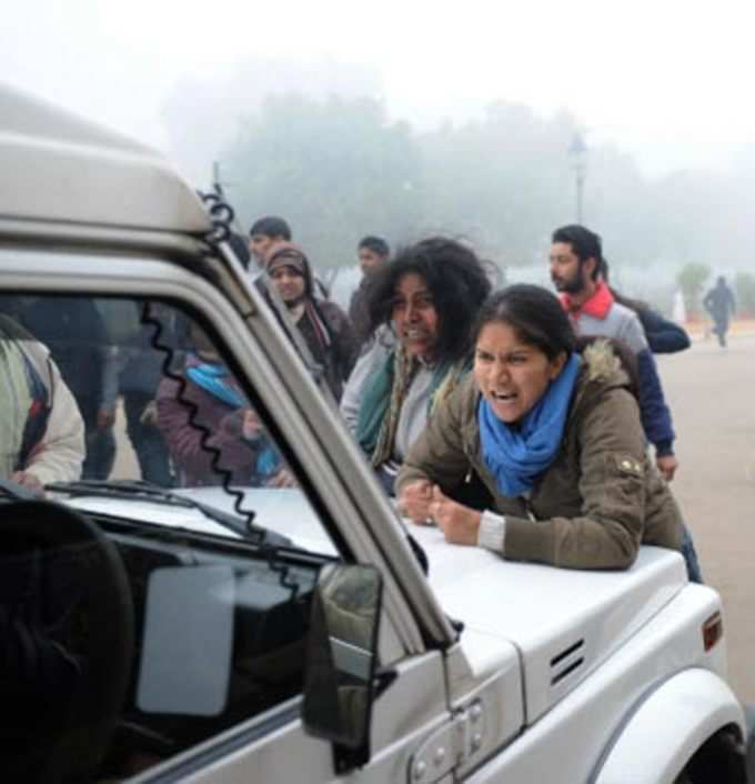 गैंग रेप: सड़क पर उतरी दिल्ली