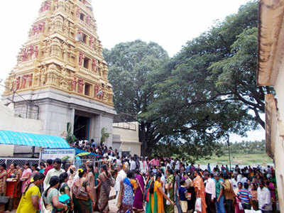 ಶ್ರೀರಂಗಪಟ್ಟಣ: ನಿಮಿಷಾಂಬ ದೇಗುಲಕ್ಕೆ ಭಕ್ತರ ದಂಡು