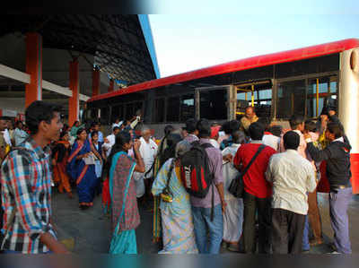 ಹಾಸನ: ಖಾಸಗಿ ಬಂಕ್‌ಗಳಲ್ಲಿ ಬಸ್‌ಗಳ ಪರಿಪಾಟಲು