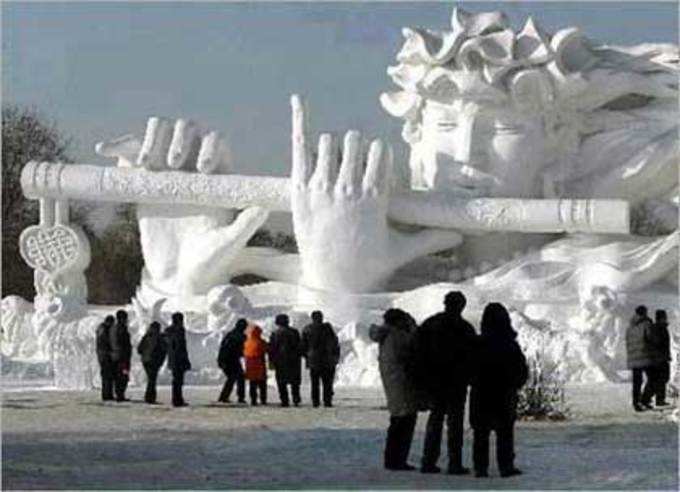 बर्फ से बनीं विशाल मूर्तियां