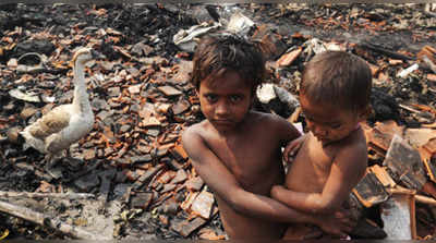 कोलकाता के बाहरी इलाके में 700 झुग्गियां जल कर खाक