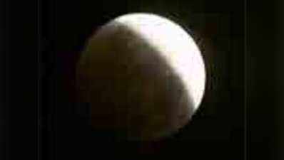 भारत में 25 और 26 अप्रैल की दरम्यानी रात दिखेगा आंशिक चंद्रग्रहण